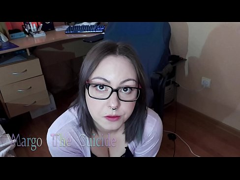 ❤️ Neska sexy betaurrekoekin dildoa zurrupatzen du kameraren aurrean Izorratu bideoa  gugan ☑