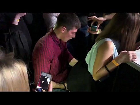 ❤️ Benetako sexua Errusiako diskoteka batean. 18 urteko neska errusiarra uzkian eta baginan izorratuta diskoteka batean Izorratu bideoa  gugan ☑