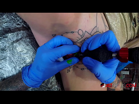 ❤️ Sully Savage-k izugarri tatuatu zuen klitorian tatuaje bat egin zuen Izorratu bideoa gugan ☑