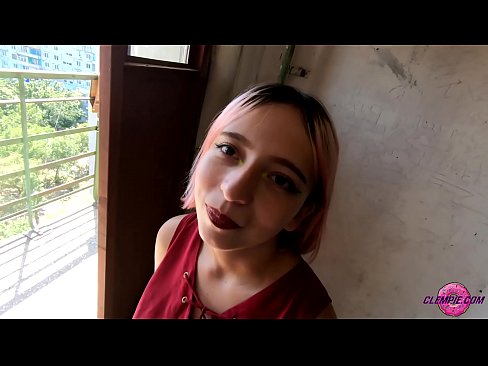 ❤️ Ikasle sentsuak arrotz bat zurrupatzen du kanpoaldean - Cum On His Face Izorratu bideoa gugan ☑